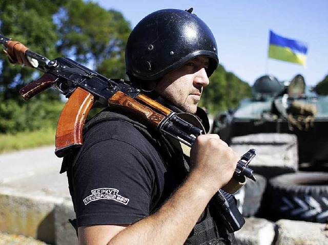Gewehr auf den Schultern, nicht im Anschlag.  Echte Feuerpause?  | Foto: AFP