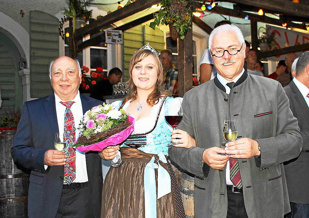 von links: Ortsvorsteher Herbert Senn, Weinprinzessin Verena Ambs und Brgermeister Gabriel Schweizer