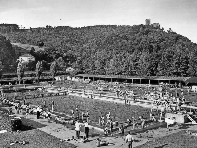 Das ganz alte Waldkircher Schwimmbad an der Elz (heute steht da das BSZ).  | Foto: Archiv: Florian cker