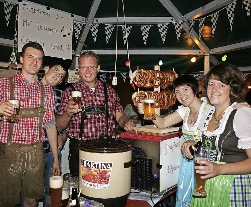 Znftig bayerisch: Crew und Stand vom Frderverein der Musikkapelle Gtermann.  | Foto: Karin Hei