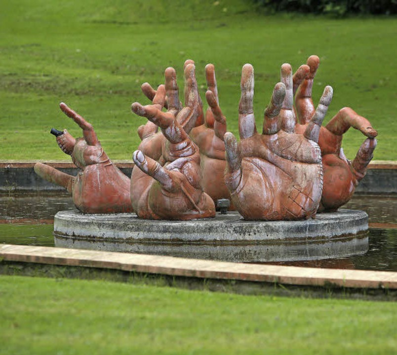 Die »Dirigierenden Hände« von Gerald M...in einem Brunnen vor dem WHL-Gebäude.   | Foto: Christoph Breithaupt