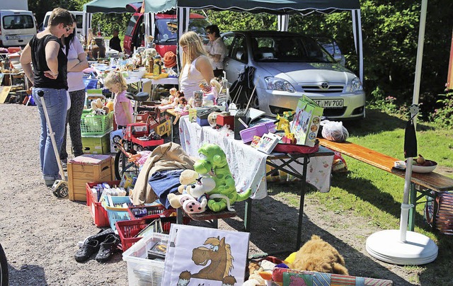 Nach Herzenslust herumstbern konnte man beim Hhlen-Flohmarkt in Hasel.   | Foto: Hans-Jrgen Hege