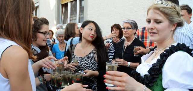 Weinhoheiten, Fest- und Ehrengste stoen auf ein Gelingen der 17. Weintage an.  | Foto: Roland Vitt