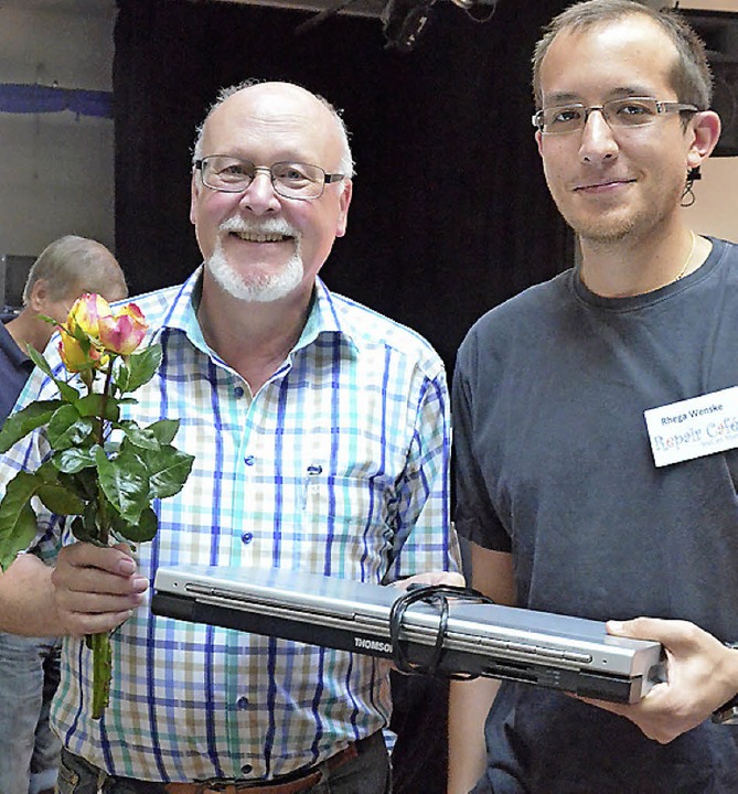 Die 100. Reparatur: Rosen fr den Besi...enske, der ihn erfolgreich reparierte.  | Foto: Yvonne Siemann