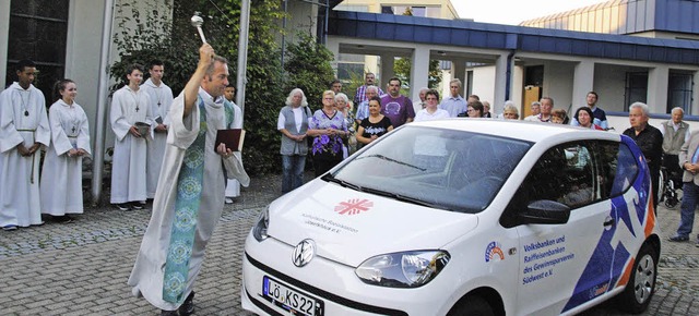 Pfarrer Gerd Mller segnet das Fahrzeug der Sozialstation.   | Foto: SEDLAK