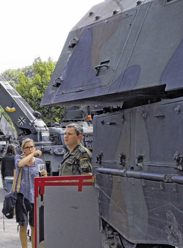 Die Besucher konnten das Grogert des Patenbataillons aus der Nhe betrachten.   | Foto: Dinort