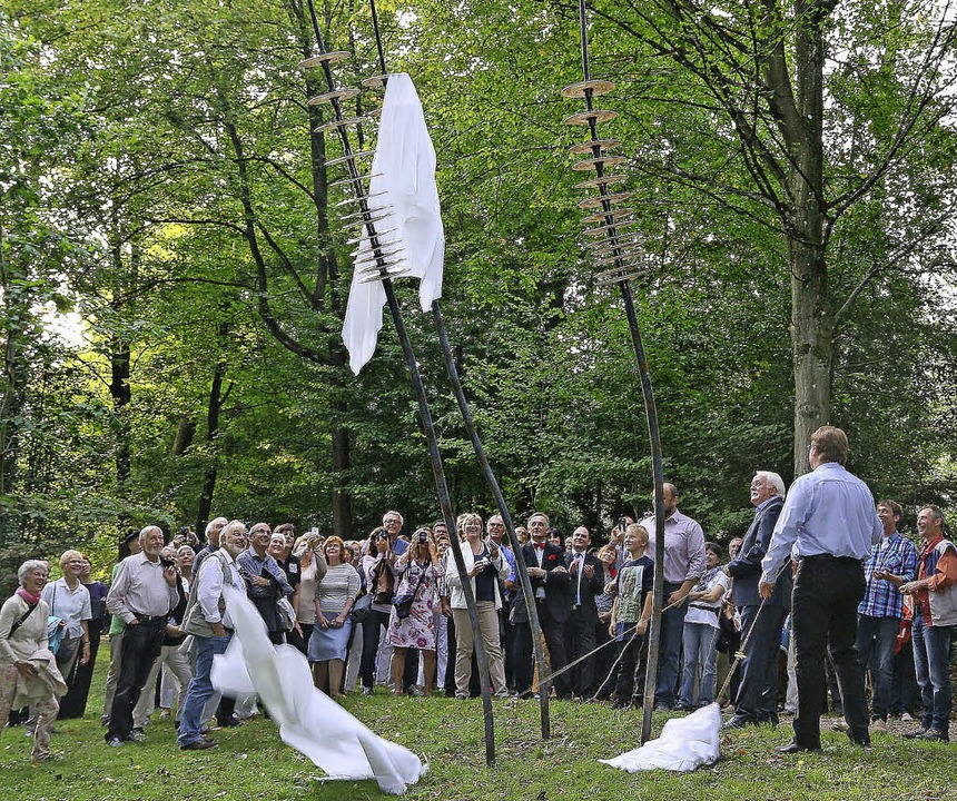 Im Stadtpark enthüllen Frank Nordiek u...erkschau in der Villa Haiss (rechts).   | Foto: Peter Heck