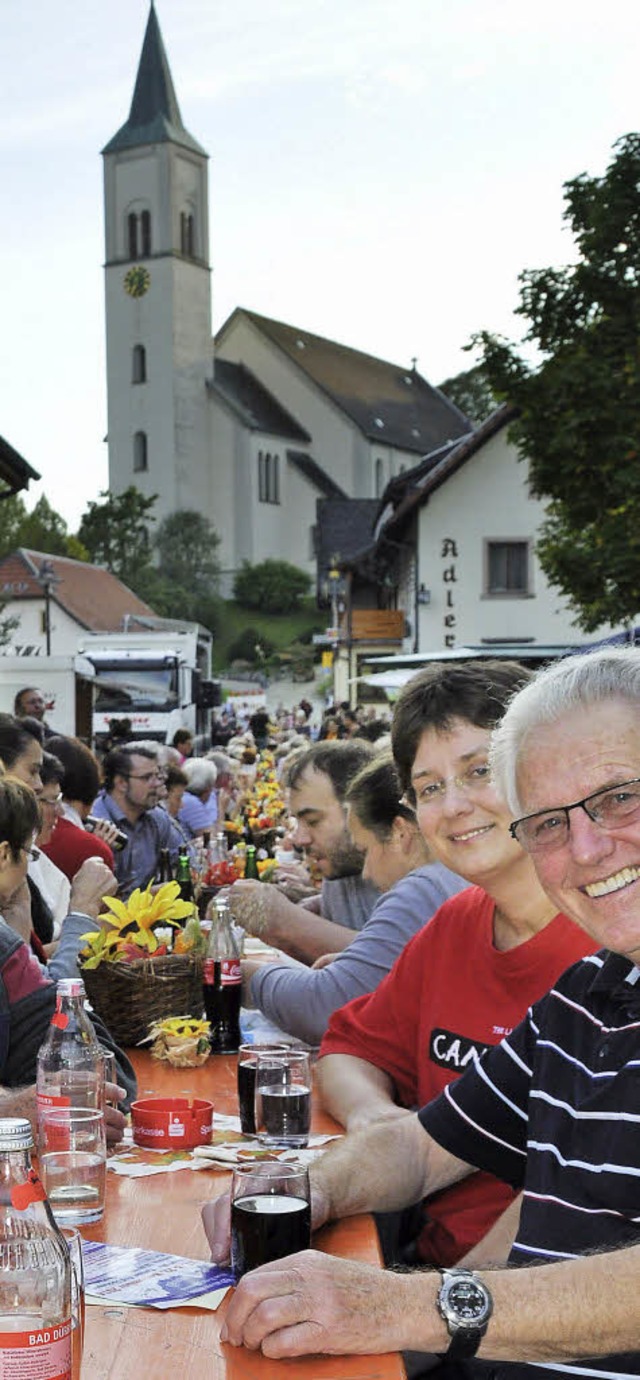 Die Pltze an der langen Tafel im Rickenbacher Ortskern waren hei begehrt.  | Foto: Lisa Koschorek