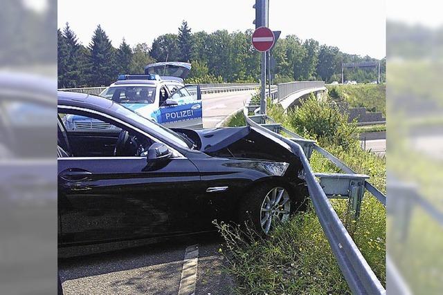 Feuer bei Audi geht wieder aus / BMW-Fahrer prallt beim Offenburger Ei gegen Leitplanke