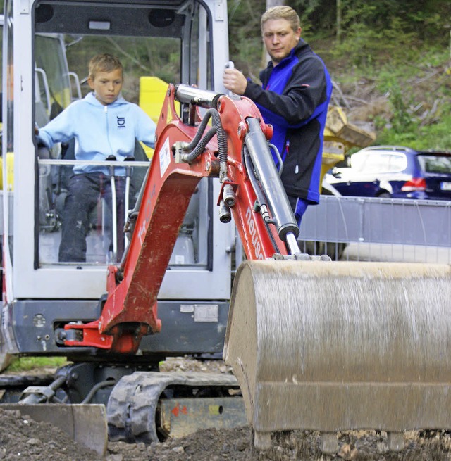 &#8222;Ich will spter mal Baggerfahre...kam er die ersten Handgriffe gezeigt.   | Foto: Werner Probst