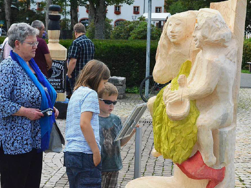 Besucher betrachten die ausgezeichnete Skulptur „In der Sauna“ von Rudi Martin Lederer.