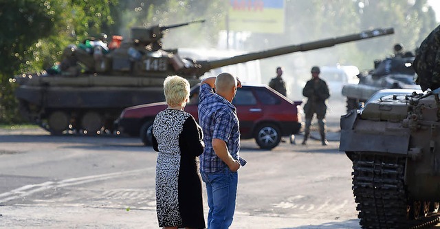 Zivilisten wagen sich angesichts der Waffenruhe auf die Strae.   | Foto: AFP