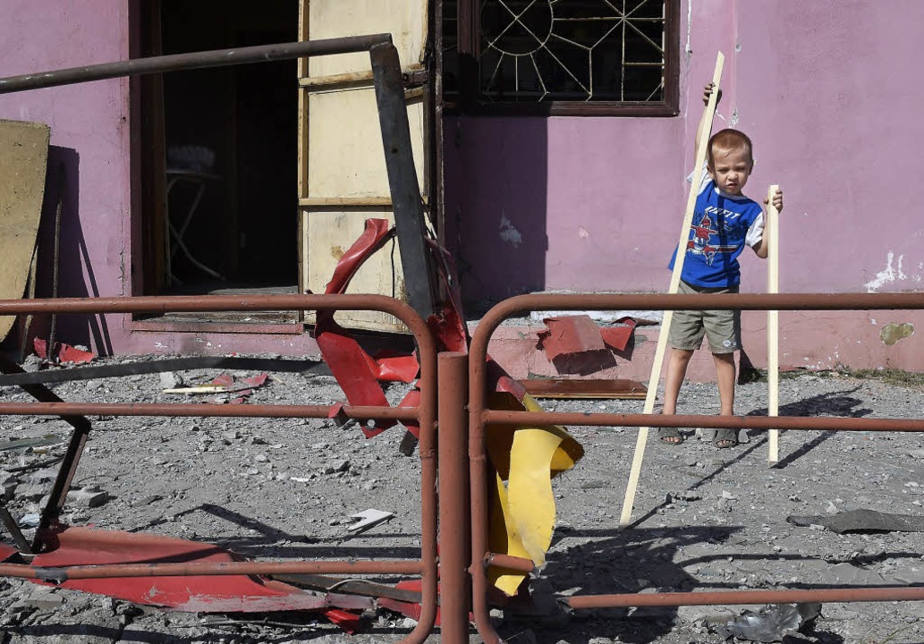 Nur eine Atempause? Ein Junge spielt vor einem zerstörten Haus bei Mariupol.  | Foto: afp