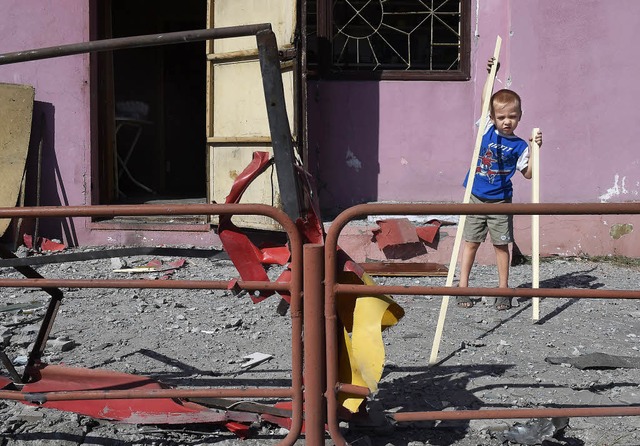 Nur eine Atempause? Ein Junge spielt vor einem zerstrten Haus bei Mariupol.  | Foto: afp