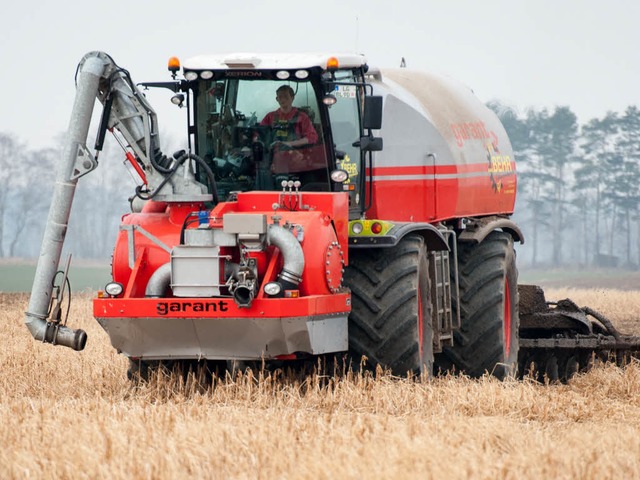 Ein Traktor bringt Glle auf einem Feld aus.  | Foto: Philipp Schulze