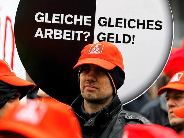 Mitglieder der IG Metall bei einer Demonstration gegen Leiharbeit.  | Foto: dapd