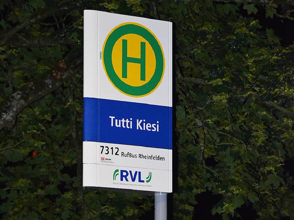 Seit Dezember hlt der Rufbus auch am Tutti Kiesi.  | Foto: Martina Proprenter