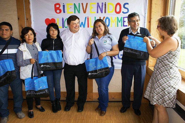 Eine Tasche aus Laufenburg erhielten die Gste aus Peru.  | Foto: Werner Probst