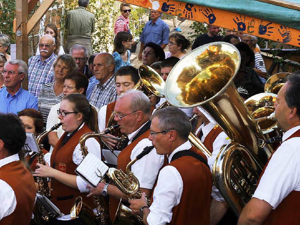 Die Sulzer Blasmusiker heizen den Gästen musikalisch ein.  | Foto: Heidi Foessel