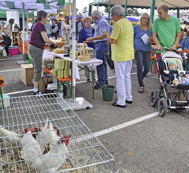 Ja sogar lebende Hhner waren im Angebot des Marktes.  | Foto: Stefan Pichler