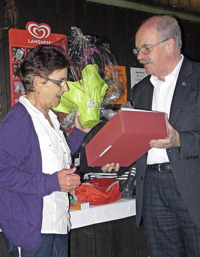 Seit 30 Jahren betreibt Elisabeth Burg...sind die Sieger des Minigolfturniers.   | Foto: Fotos: Helmut Hringer