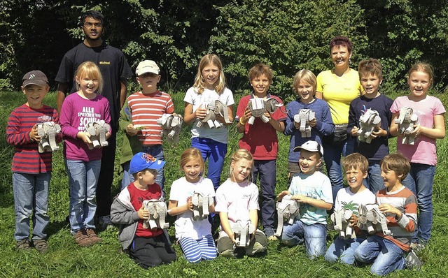 Birgit und Michael Reckenfelderbumer und die Kinder mit ihren Plschelefanten.   | Foto: Privat