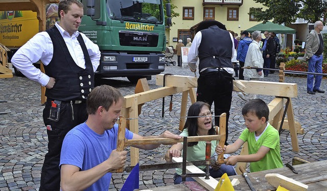 Auch fr die jungen Besucher gab es be...nter anderem durften sie mit anpacken.  | Foto: Liane Schilling