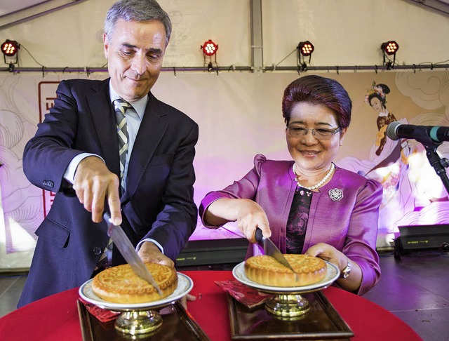 Guy Morin und Xu Jinghu bei der Mondkuchenzeremonie   | Foto: Bettina Matthiessen