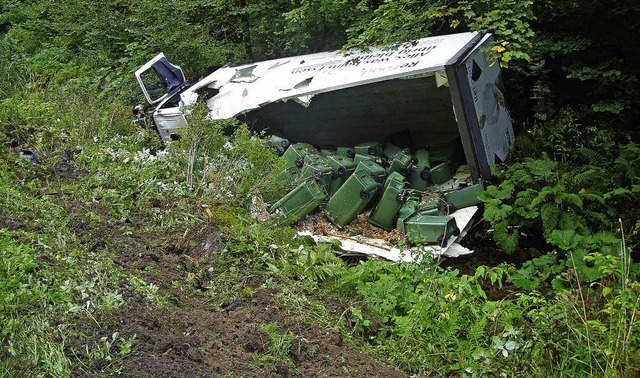 Im Bachbett endete die Fahrt dieses Lkw.   | Foto: kon