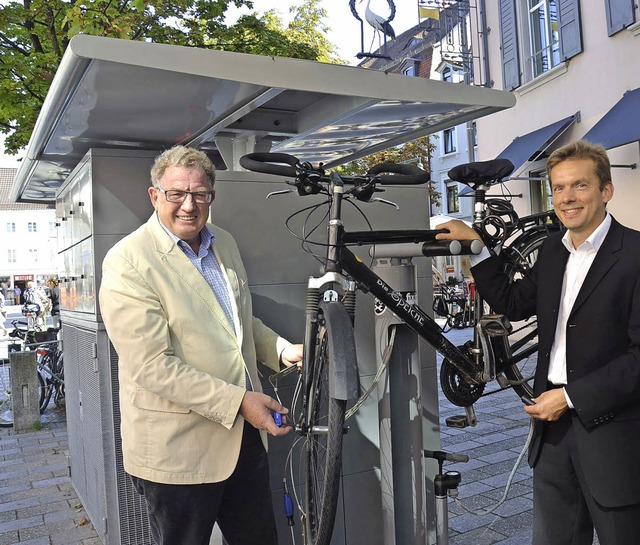 Am Alten Marktplatz ist ein neuer Serv...er (ffentlichkeitsarbeit) vorfhren.   | Foto: Nikolaus Trenz