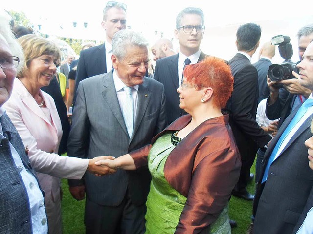 Dorothea Oldak (rechts) begrt den Bu...) und dessen Partnerin Daniela Schadt.  | Foto: Privat