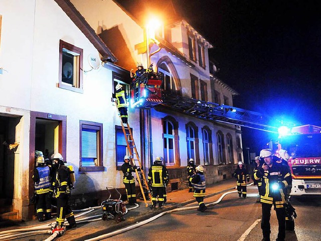 Die Lahrer Feuerwehr bei einem Einsatz... wollen  aber das Ehrenamt bernehmen.  | Foto: WOLFGANG KUENSTLE               