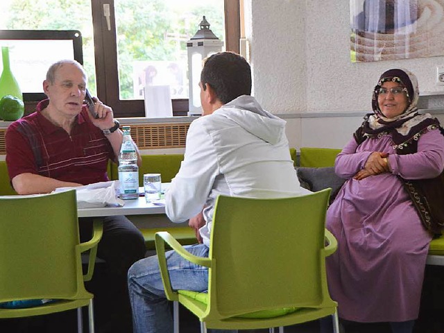 Herwig Popken (links) versucht geduldeten Flchtlingen, Hilfestellung zu geben.   | Foto: Ingrid Bhm-Jacob