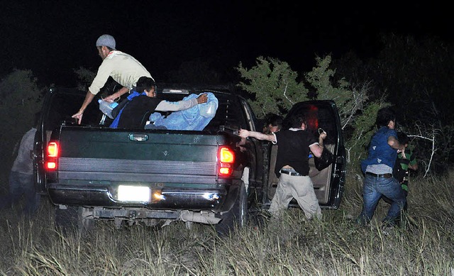 Im Schutz der Nacht:  Illegale Grenzgnger flchten vor der Polizei.  | Foto: jens schmitz