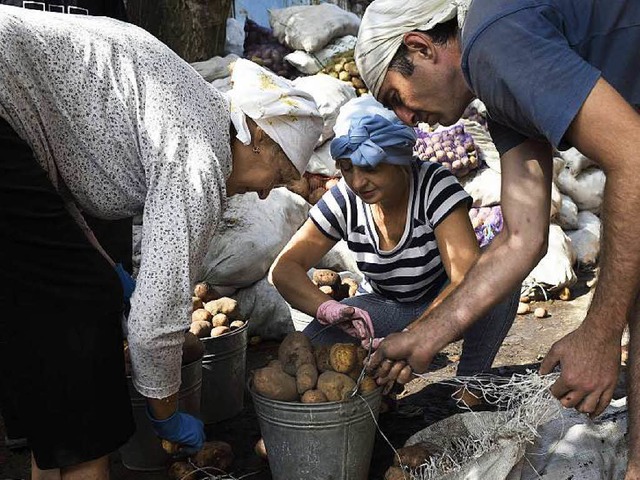 Das Rote Kreuz verteilt im umkmpften  Mariupol Kartoffeln.   | Foto: AFP