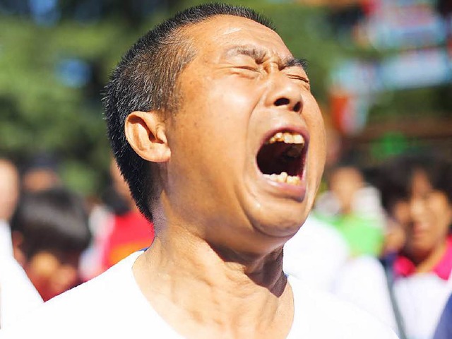 Der Schmerz der Hinterbliebenen ist na...ie im Lama-Tempel in Peking zusammen.   | Foto: dpa