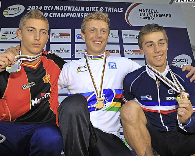 Ein stolzer Dominik Oswald (Mitte) mit Weltmeistertrikot und Goldmedaille.   | Foto: Fotos: Albrecht Oswald