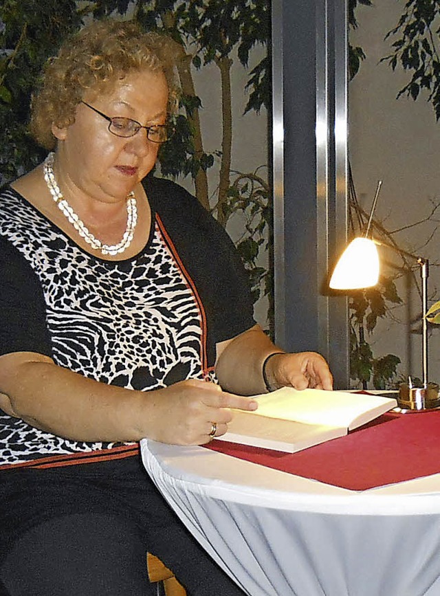 Claudia Bhler las im Torhaus Kriminalgeschichten zur Weinverkostung vor.   | Foto: Simon Tenz