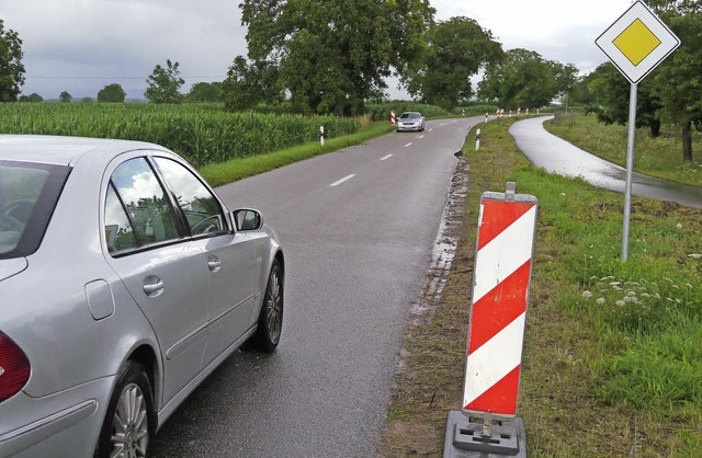 Eng geht es im Begegnungsverkehr auf d...neu gebaute Radweg entlang der Strae.  | Foto: Martin Wendel