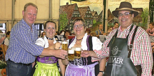 Gerhard Moser, die Dirigentin Yvonne H... Bayerischen Abend mit einem Bier an.   | Foto: Dieter Fink