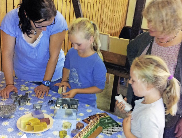 Selbstgemachte Seifen mit dem Duft ihr...nnten die jngsten Besucher kreieren.   | Foto: Tina Httich