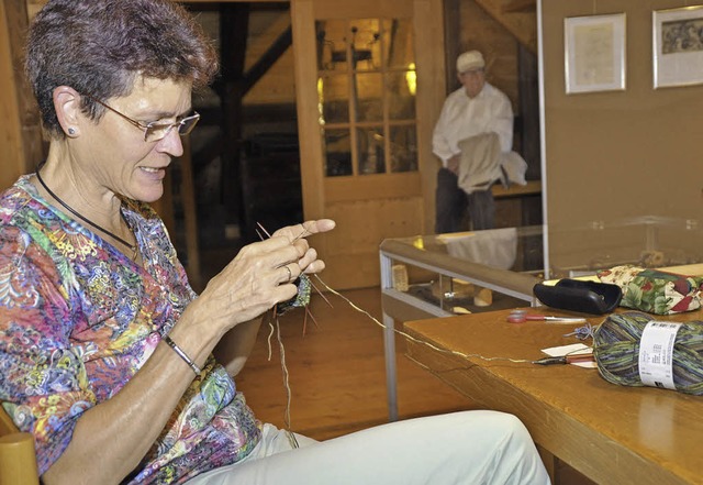 Barbara Wangler strickte am Heimattag Socken.   | Foto: Julius Steckmeister