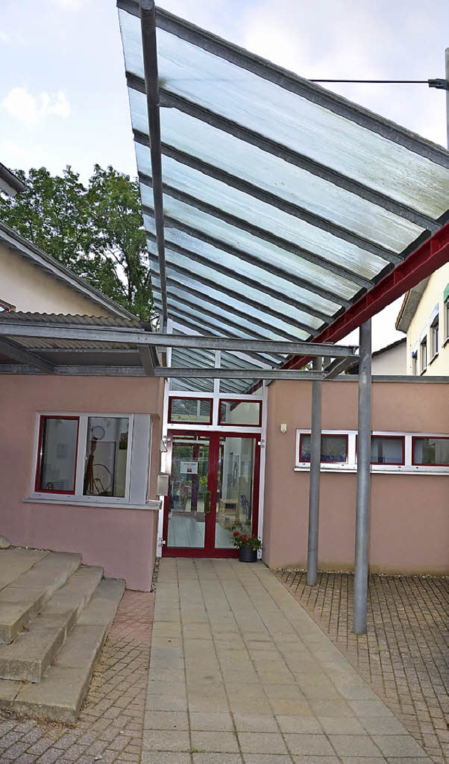 Das Glasdach am Wittlinger Kindergarten wird nun durch ein Blechdach ersetzt.   | Foto: Schopferer