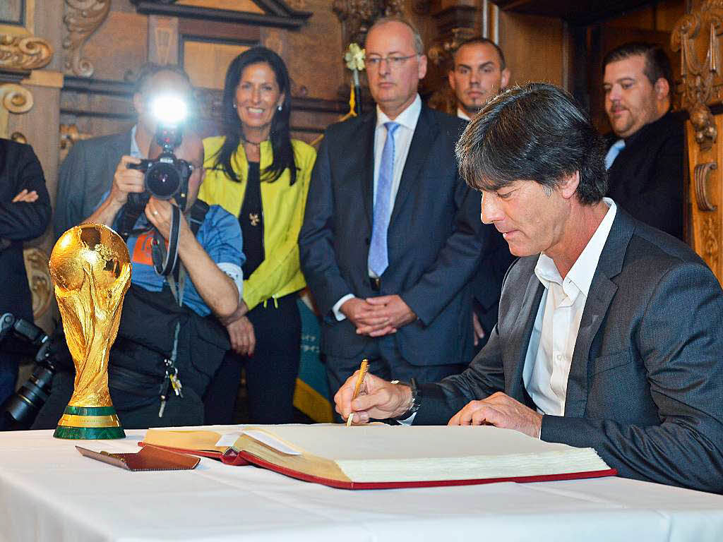 Joachim Lw trgt sich in das Goldene Buch der Stadt Freiburg ein.