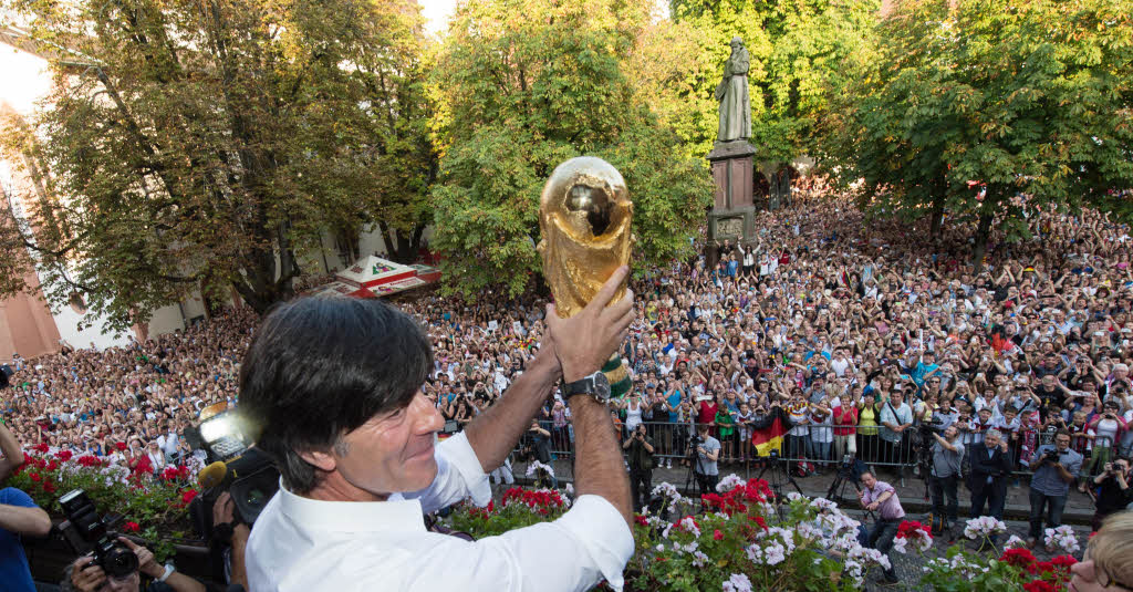 Freiburg hat Bundestrainer Lw einen rauschenden Empfang bereitet.