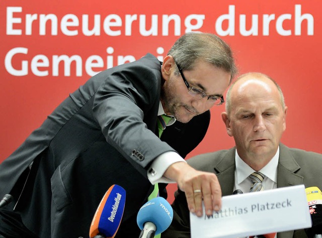 Dietmar Woidke (rechts)  in dem Moment...ef der brandenburgischen SPD antritt.   | Foto: dpa