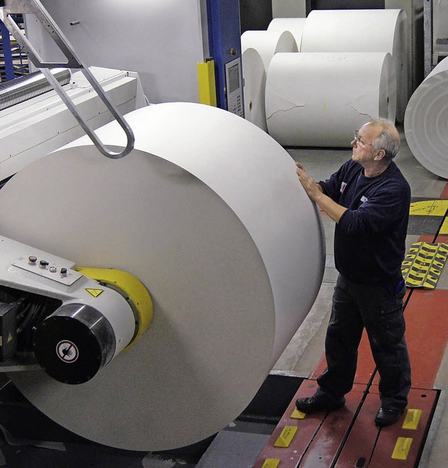 Tonnenschwere Papierrollen im BZ-Druckzentrum  | Foto: B. Schmidt