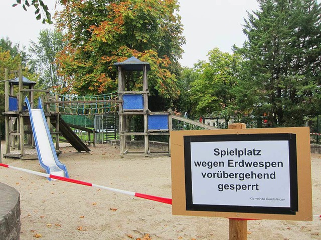 Rot-weises Absperrband statt Kinder: Obermattenspielplatz in Gundelfingen   | Foto: Anne Kunzendorf