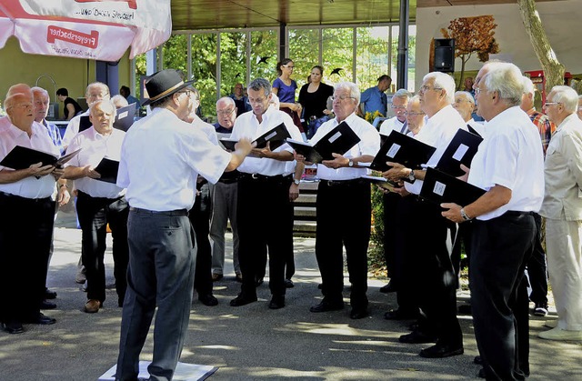 Jechtingen. Der MGV Leiselheim bei seinem Auftritt.  | Foto: Roland Vitt