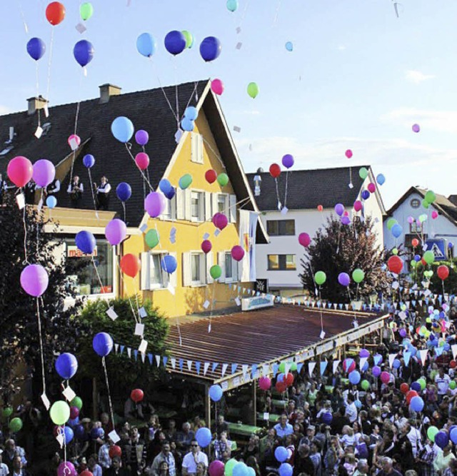 In Btzingen fliegen Luftballone zur Erffnung des Dorffestes.  | Foto: privat